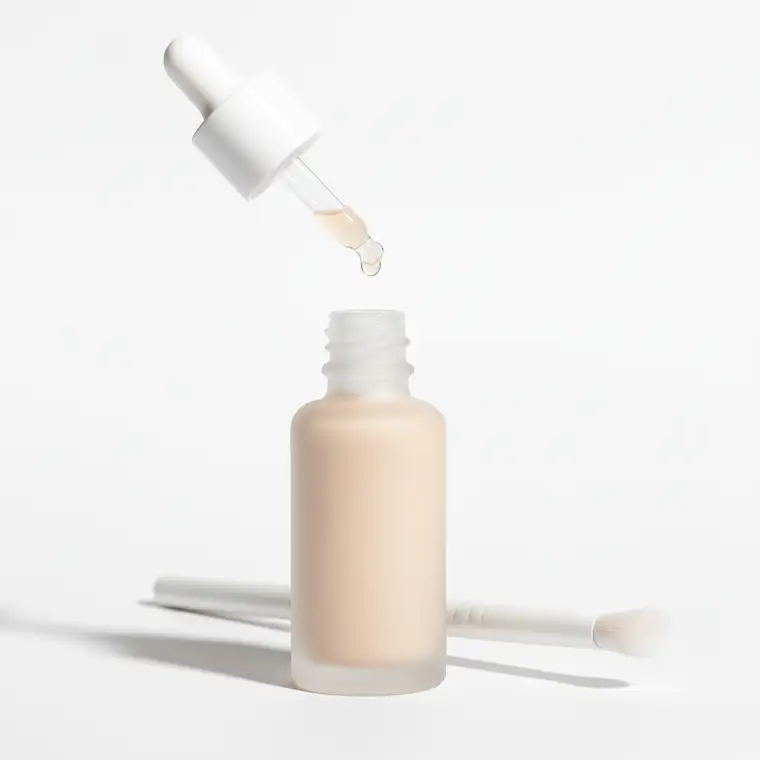 Zbliżenie oka z letnim makijażem i utrwalonymi cieniami na tłustej powiece w upalne polskie lato