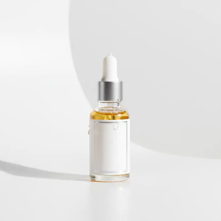 Panna młoda przygotowująca cerę do makijażu ślubnego w domu na 2026 rok, wykonująca spokojną pielęgnację skóry przed wielkim dniem