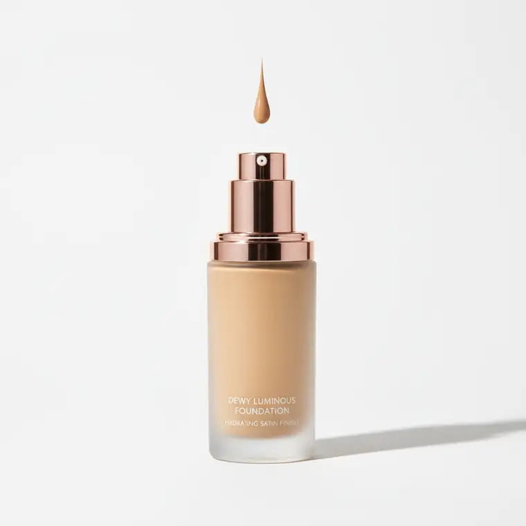 Kobieta po 35 nakłada lekki, rozświetlający podkład zamiast mocno matowego, by uniknąć postarzania cery i uzyskać młodzieńczy blask skóry