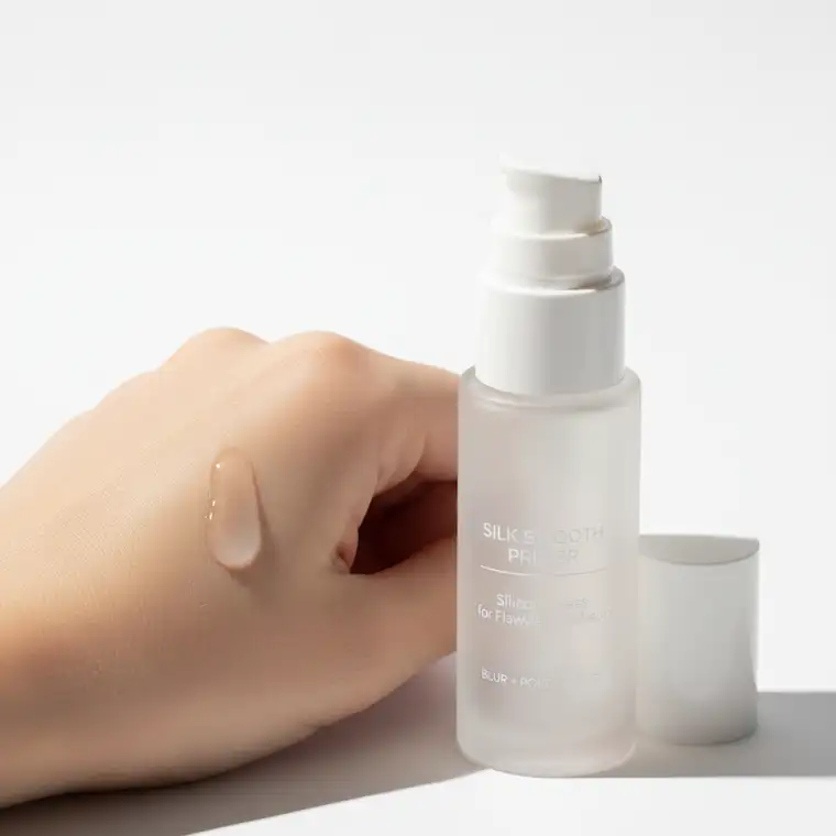 Zbliżenie twarzy dojrzałej kobiety po 35 roku życia z gładką cerą, efekt silikonowej bazy pod makijaż wygładzającej zmarszczki i pory