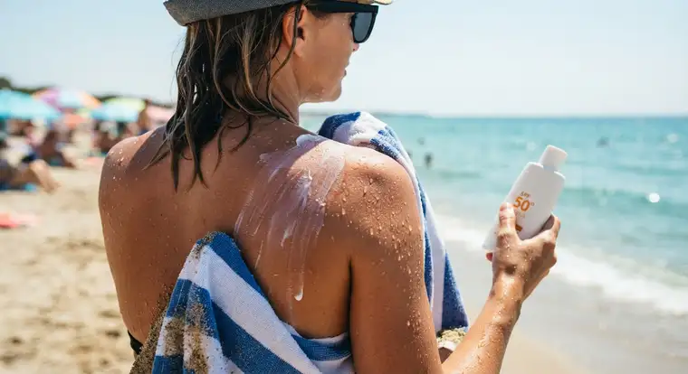 Poprawka kremu z filtrem 50 na plaży po kąpieli przedłuża ochronę przeciwsłoneczną i chroni skórę przed oparzeniami
