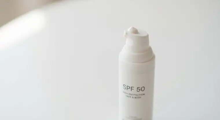 Krem z filtrem SPF 50 do twarzy, którego formuła chroni przed promieniowaniem UVB i UVA, pokazany na jasnym tle